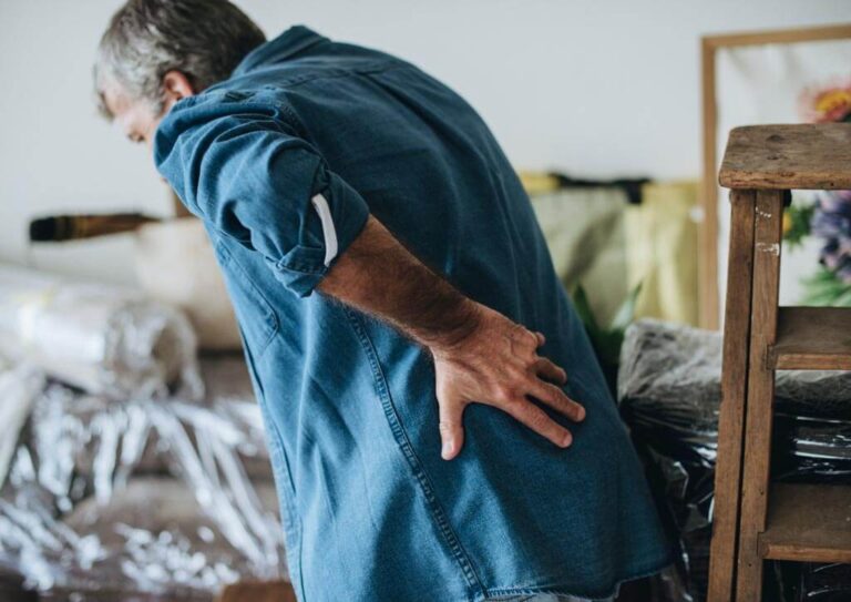 Paciente con dolor lumbar o espalda baja conocido como dolor de la ciática