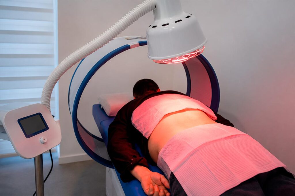 Terapia con luz infrarroja en Cancún combinada con cama magnética para apoyo en el tratamiento del dolor y recuperación muscular.