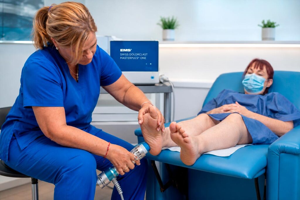 Terapia con ondas de choque extracorpóreas en Cancún para tratamiento del dolor en pie y fascitis plantar.